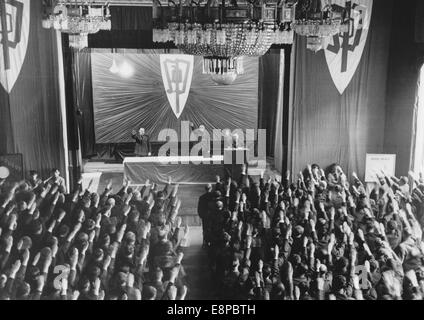 Le président du Parti allemand des Sudètes (SDP) lit le programme en huit points, qui a été mis en place sous les ordres d'Adolf Hitler, à Karlsbad, en Allemagne, le 24 avril 1938. Certains de ces points ont été l'égalité totale des droits de la minorité allemande en tant que groupe ethnique, la création et la reconnaissance d'une zone de peuplement allemande en Tchécoslovaquie ainsi que la création d'un gouvernement autonome allemand avec des fonctionnaires exclusivement allemands. Fotoarchiv für Zeitgeschichtee - PAS DE SERVICE DE FIL Banque D'Images