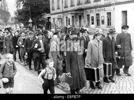 La photo d'un reportage nazi montre les réfugiés allemands de Sudeten qui ont fui de Tchécoslovaquie arrivant en route vers leur logement à Niedersedlitz, Allemagne, septembre 1938. Le texte original de la propagande nazie au dos de la photo se lit comme suit: 'Les réfugiés allemands de la région d'Egerland sont sauvés de la terreur tchèque. Ils sont installés à Niedersedlitz, près de Dresde. Fotoarchiv für Zeitgeschichtee - PAS DE SERVICE DE FIL Banque D'Images