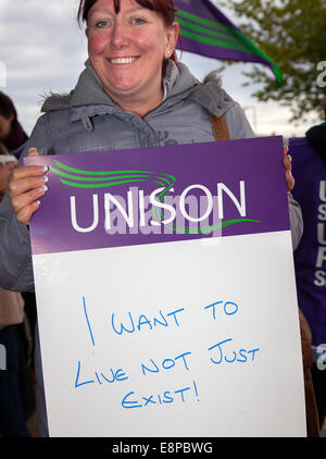 Manifestation NHS Unison à Kew, Southport, Merseyside, Royaume-Uni octobre 2014. Les infirmières du personnel, les chauffeurs ambulanciers et les sages-femmes se joignent à d'autres activistes de l'Union pour organiser une manifestation de protestation pendant quatre heures devant l'hôpital général de Southport contre les bas salaires. Banque D'Images