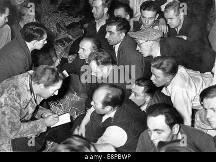 La photo d'un reportage nazi montre que les réfugiés allemands de Sudeten qui ont fui la Tchécoslovaquie ont été interrogés par des journalistes étrangers dans un camp de réfugiés, lieu inconnu, septembre 1938. Le texte original de la propagande au dos de la photo se lit comme suit : « les réfugiés allemands de Sudètes fuient la terreur tchèque. Des journalistes étrangers font état des conditions de terreur auxquelles sont confrontés les réfugiés allemands de Sudeten en Tchécoslovaquie. » Fotoarchiv für Zeitgeschichtee - PAS DE SERVICE DE FIL Banque D'Images