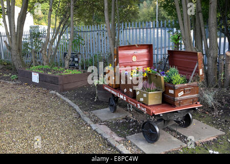 Ancien chariot à bagages avec fleur s'affiche dans le jardin à l'extérieur de Brontë Sowerby Bridge, West Yorkshire Banque D'Images