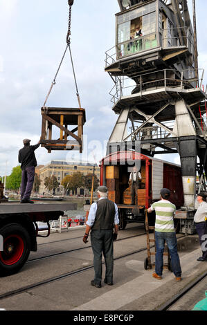 Reconstitution de 1950 chargement / déchargement du fret routier britannique Bristol Services camion grues de chargement docks à M faite sur Prince's Wh Banque D'Images