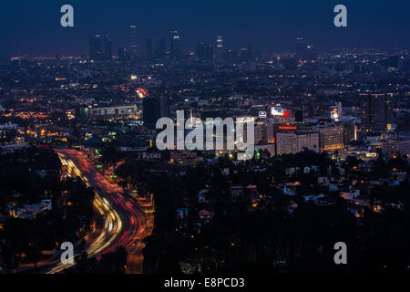 Vue sur autoroute 101 & Los Angeles de Mulholland Drive, California, USA Banque D'Images