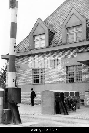 Le service d'information nazi montre - dans la période qui a suivi l'Accord de Munich - la destruction de la maison de douane à Asch (aujourd'hui comme, la République tchèque) en septembre 1938. Le texte original de propagande nazie au dos de la photo se lit comme suit: «La première ville allemande de Sudeten à retourner au Reich. Asch en Bohême a été la première ville occupée par les Freikorps allemands de Sudeten. La maison de douane d'Asch, un trou soufflé dans la façade par les Tchèques. Fotoarchiv für Zeitgeschichtee - PAS DE SERVICE DE FIL Banque D'Images