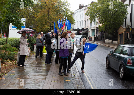 Londres, Royaume-Uni. 13 octobre, 2014. NHS grève qui comprend les infirmières, les porteurs, le Service d'ambulances et de préposés à l'entretien. Credit : Lapin fantastique/Alamy Live News Banque D'Images