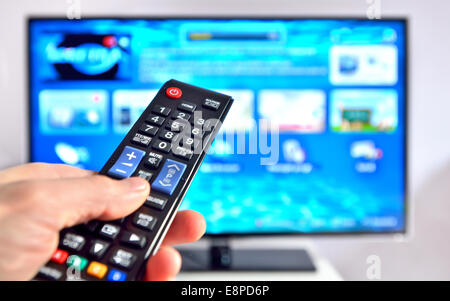 Smart TV et télécommande en appuyant sur la main Banque D'Images