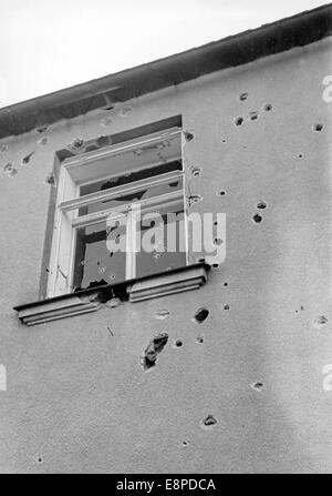 La photo du service d'information nazi montre - dans la période qui a suivi l'Accord de Munich - des trous de balle dans un bâtiment à Schoenlinde (aujourd'hui: Krasna Lipa) en septembre 1938. Le texte original de la propagande nazie au dos de l'image se lit comme suit: «Terreur plus dans les Sudètes. Des trous de balles de canons à chars dans un bâtiment de Schoenlinde.' Fotoarchiv für Zeitgeschichtee - PAS DE SERVICE DE FIL Banque D'Images