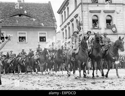 Le tableau de la propagande nazie montre l'arrivée des troupes allemandes à Grottau, dans le Sudetenland (aujourd'hui Hradek nad Nisou, République tchèque), octobre 1938. Le texte original d'un reportage nazi au dos de la photo se lit comme suit: "L'arrivée continue des troupes allemandes dans le Sudetenland (2nd jour de la Division II). Ainsi, nos soldats se sont déplacés dans les Sudètes, qui ont été libérés par le Fuhrer. Comme ici à Grottau, partout, les rues étaient parsemées de fleurs. Fotoarchiv für Zeitgeschichtee - PAS DE SERVICE DE FIL Banque D'Images