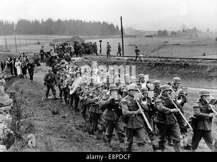 Le tableau de la propagande nazie montre des soldats allemands de Wehrmacht traversant la frontière germano-tchèque près de Haidmuehle dans les Sudètes, en octobre 1938. Le texte original d'un reportage nazi au dos de la photo se lit comme suit: «Les premières photos de l'arrivée des troupes allemandes dans le Sudètes (Division I). Les soldats allemands marchent dans les Sudètes libérés au son d'un groupe militaire. (À la frontière près de Haidmuehle). Fotoarchiv für Zeitgeschichtee - PAS DE SERVICE DE FIL Banque D'Images