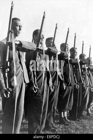 Le tableau de la propagande nazie montre Sudeten Allemagne Freikorps pendant les exercices militaires dans la perspective de l'accord de Munich en septembre 1938. Le texte original d'un reportage nazi au dos de la photo se lit comme suit: "Dans le camp des "Sudètes German Freikorps". Freikorps ment pendant un exercice avec des fusils.' Fotoarchiv für Zeitgeschichtee - PAS DE SERVICE DE FIL Banque D'Images