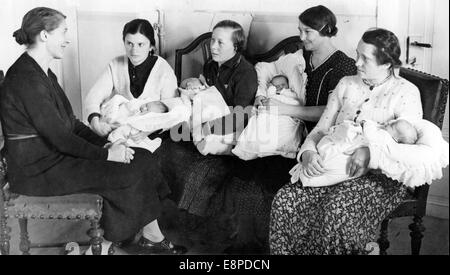 Le tableau de la propagande nazie montre les femmes allemandes de Sudeten avec leurs enfants après avoir fui les Sudetenland au futur 'Braeuteschule' à Dresde-Oberrochwitz, Allemagne, 1938. Fotoarchiv für Zeitgeschichtee - PAS DE SERVICE DE FIL Banque D'Images