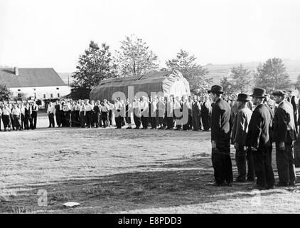 La propagande nazie photo montre hommes faisant la queue pour les Freikorps sudètes allemandes en septembre 1938. Hitler ordonna la formation de l'aide à la hauteur de la crise des Sudètes, le 17 septembre 1938. Le texte original d'un Nazi nouvelles Rapport sur le dos de l'image se lit comme suit : "l'assemble des Freikorps sudètes allemandes. Partout le long de la frontière il y a des stations d'enregistrement, où sont réfugiés sudètes allemandes capables pour l'enregistrement des armes. Dans leurs visages, on peut voir qu'ils reconnaissent la gravité. Ils sont prêts avec les armes à la main pour protéger la patrie avec leur sang et p Banque D'Images