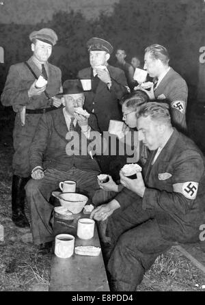 Le tableau de la propagande nazie montre un Freikorps allemand de Sudeten mangeant dans un stand de nourriture à Selb, Sudetenland, septembre 1938. Le texte original d'un rapport de nouvelles nazies au dos de l'image se lit comme suit: «L'aide de soi de la commune allemande de Sudeten Asch. Stand de nourriture des Freikorps allemands Sudeten dans la cour du gymnase de Selb.' Fotoarchiv für Zeitgeschichtee - PAS DE SERVICE DE FIL Banque D'Images