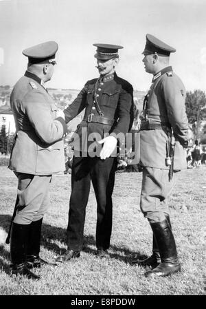 Le tableau de la propagande nazie montre un policier allemand de Sudeten qui s'est enfui de Tchécoslovaquie lors de pourparlers avec des policiers allemands à Baerenstein, en Allemagne, en septembre 1938. Le texte original d'un reportage nazi au dos de la photo se lit comme suit: 'L'allemand de Sudètes fuyant la terreur tchèque. Un haut-gardien allemand Sudeten dans un uniforme de police tchèque (de Weipert), qui a fui avec d'autres Allemands de Sudeten, avec d'autres officiers de police allemands à Baerenstein. Fotoarchiv für Zeitgeschichtee - PAS DE SERVICE DE FIL Banque D'Images