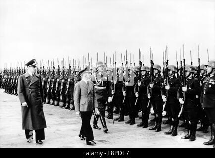 La photo de propagande nazie montre le ministre Reich Joseph Goebbels arrivant à l'aéroport pour la semaine de la culture Gau à l'aéroport de la ville libre de Danzig, Pologne, juin 1939. A gauche se trouve le Gauleiter Albert Forster. Fotoarchiv für Zeitgeschichtee - PAS DE SERVICE DE FIL Banque D'Images