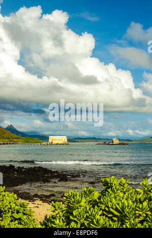 Avis de recherche Makai Pier à Kailua Bay avec montagnes Koolau dans la distance sur Oahu, Hawaii Banque D'Images