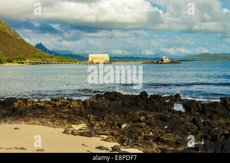 Avis de recherche Makai Pier à Kailua Bay avec montagnes Koolau dans la distance sur Oahu, Hawaii Banque D'Images