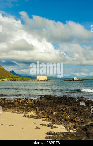 Avis de recherche Makai Pier à Kailua Bay avec montagnes Koolau dans la distance sur Oahu, Hawaii Banque D'Images