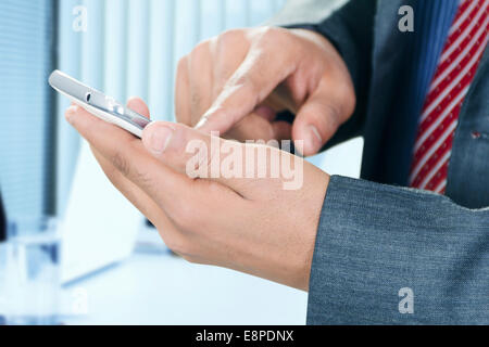 Businessman with mobile Banque D'Images