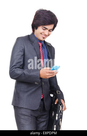 Homme d'affaires indien avec mobile Banque D'Images