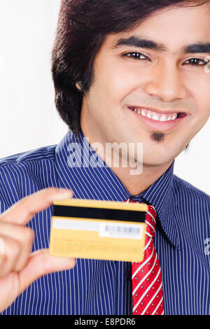 Homme d'affaires indien avec carte de crédit Banque D'Images