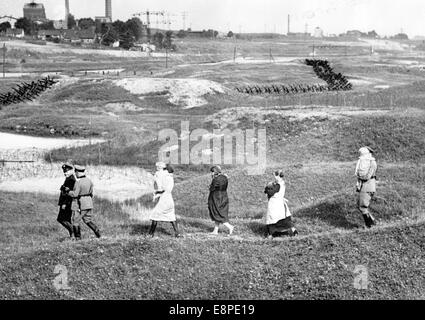 La photo d'un Nazi nouvelles rapport montre les réfugiés allemands accompagnés par des agents à la frontière allemande en fuyant de Pologne, Lieu inconnu, août 1939. L'original du texte de propagande nazie sur l'arrière de la photo dit : "sauvé de la terreur - Volksdeutsche Polonais réfugiés qui s'est échappé de barbelés polonais abatises (en photo dans l'arrière-plan), sont aujourd'hui conduit à la ville la plus proche sous la protection des agents à la frontière allemande. Il y a une tension constante entre l'Allemagne et la Pologne en raison de la division du territoire allemand en Pologne après la Première Guerre mondiale. Elle est devenue critique au début de 1939. A la cle Banque D'Images