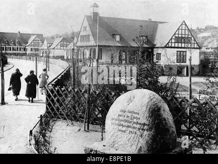 Le tableau de la propagande nazie montre le modèle de l'ouvrier de la colonie Steinfliess près de Zoppot, qui appartient à la ville libre contrôlée de Nazo de Danzig, Pologne, mai 1939. L'écriture sur la pierre se lit comme suit: "Cette colonie est dédiée aux travailleurs allemands a été inauguré pendant l'année 5th du développement nazi. Zoppot 1938.' Fotoarchiv für Zeitgeschichtee - PAS DE SERVICE DE FIL Banque D'Images