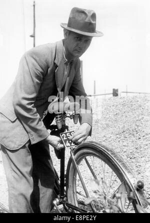 La photo d'un Nazi nouvelles rapport montre un réfugié allemand dépose de la plaque d'immatriculation polonais de sa bicyclette après avoir fui vers l'Allemagne en août 1939. Le texte original sur le dos de l'image se lit comme suit : ' 'échapper à l'impitoyable terreur polonais. 36 ans carpenter Willi Kolodziy dans le territoire allemand. Il a reçu un appel de l'ordre et s'enfuit à travers un fossé d'eau au-delà de la frontière. Notre photo montre alors qu'il supprime la plaque polonaise de sa bicyclette.' Il y a une tension constante entre l'Allemagne et la Pologne en raison de la division du territoire allemand en Pologne après la Première Guerre mondiale. Il est devenu porte-parole Banque D'Images