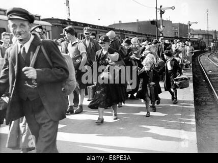 L'image de propagande nazie montre les gens de Volkdeutsch arrivant à la gare de Stettin en août 1939. Le rapport d'information nazi au dos de la photo se lit comme suit: "Le nombre de réfugiés de Pologne augmente constamment. L'arrivée des réfugiés de Volksdeutsch à la gare de Stettin. Les réfugiés de la Volksdeutsche sont soignés dès leur arrivée." Fotoarchiv für Zeitgeschichtee - PAS DE SERVICE DE FIL Banque D'Images