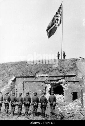 La photo de propagande nazie montre la levée du drapeau de guerre allemand sur l'Westerplatte à Danzig, en Pologne, début septembre 1939. Le test original du rapport d'information nazi du 10 septembre 1939 au dos de la photo se lit comme suit: "La capture de l'Westerplatte. Le drapeau de guerre allemand est levé sur le Westerplatte. La bravoure des troupes allemandes a forcé la garnison polonaise à abandonner malgré une résistance persistante. Fotoarchiv für Zeitgeschichtee - PAS DE SERVICE DE FIL Banque D'Images