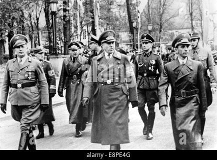 Le tableau de la propagande nazie montre le ministre de la propagande Joseph Goebbels (R) arrivant pour le dixième anniversaire de Gau Danzig à Danzig, Pologne, octobre 1940. Le Gauleiter Albert Forster se trouve au milieu. Fotoarchiv für Zeitgeschichtee - PAS DE SERVICE DE FIL Banque D'Images