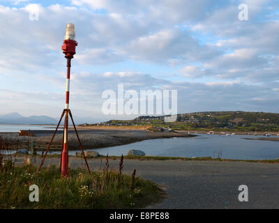 Feu à éclats sur Shell Island avec Harlech dans la distance pays de Galles Royaume-Uni Banque D'Images