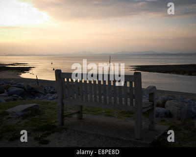 Coucher de soleil sur la baie de Tremadog près de Harlech, Wales UK Banque D'Images