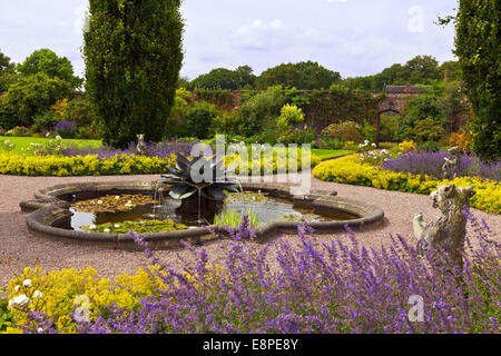 Fontaine d'eau dans le parc d'un manoir anglais jardins. Banque D'Images