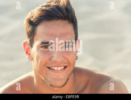 Portrait d'un jeune homme à la plage. Banque D'Images