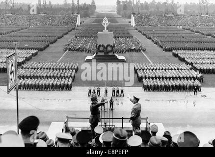 Directeur du Service du travail du Reich Konstantin Hierl rapports à Adolf Hitler en face de travailleurs assemblés du Service du travail du Reich (RAD) au cours de la Nuremberg - la soi-disant "rallye de la Grande Allemagne" - à Nuremberg, Allemagne. La Propagande nazie ! Sur l'arrière de l'image est datée du 7 septembre 1938 : "Le congrès de Nuremberg de la Grande Allemagne. Le jour du Service du travail. 2,000 40,000 travailleurs masculins et travailleurs féminins passés devant le Führer sur les Zeppelinwiese ce matin et ont renouvelé leur serment de servir le Führer et la Grande Allemagne à la cérémonie. Pour la première fois aussi 1,000 travailleur masculin Banque D'Images