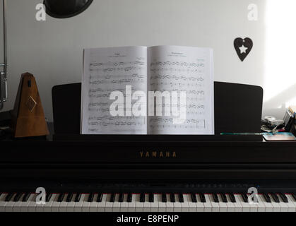 Métronome et manuscrit sur Piano - Apprentissage d'un instrument de musique Banque D'Images