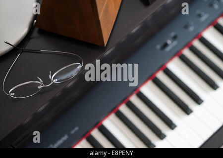 Lunettes sur piano - apprendre un instrument de musique - série Banque D'Images