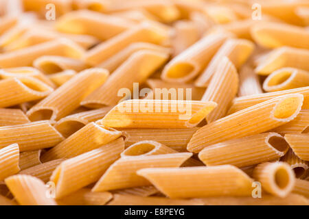 Les pâtes complètes (Penne) à utiliser comme image de fond ou comme close-up shot