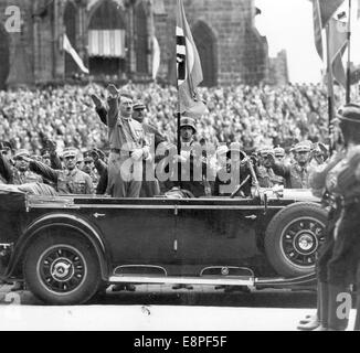 Rallye de Nuremberg 1933 à Nuremberg, Allemagne - Adolf Hitler passe en revue un défilé de la sa (Sturmabteilung). (Défauts de qualité dus à la copie historique de l'image) Fotoarchiv für Zeitgeschichtee - PAS DE SERVICE DE FIL - Banque D'Images