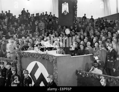 Rallye de Nuremberg 1933 à Nuremberg, Allemagne - le vice-secrétaire du Parti fasciste national italien (Partito Nazionale Fascista, PNF), Arturo Marcipati, exprime les salutations de son parti lors de l'ouverture du congrès du parti dans la salle Luitpold, sur les lieux de rassemblement du parti nazi. À sa gauche dans le public Adolf Hitler, à gauche du lutrin Joseph Goebbels. (Défauts de qualité dus à la copie historique de l'image) Fotoarchiv für Zeitgeschichtee - PAS DE SERVICE DE FIL - Banque D'Images