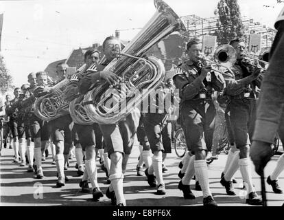 Rallye de Nuremberg 1933 à Nuremberg, Allemagne - Un groupe de cuivres de la Jeunesse d'Hitler (HJ) marche dans les rues de Nuremberg. (Défauts de qualité dus à la copie historique de l'image) Fotoarchiv für Zeitgeschichtee - PAS DE SERVICE DE FIL - Banque D'Images