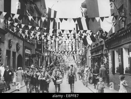 Rallye de Nuremberg 1933 à Nuremberg, Allemagne - Un groupe de la Jeunesse d'Hitler (HJ) marche à travers Neue Gasse à Nuremberg. (Défauts de qualité dus à la copie historique de l'image) Fotoarchiv für Zeitgeschichtee - PAS DE SERVICE DE FIL - Banque D'Images