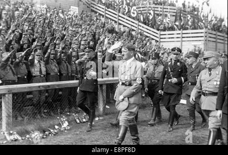 Rallye de Nuremberg 1933 à Nuremberg, Allemagne - Adolf Hitler et son entourage marchent au-delà d'une formation de titulaires de bureaux NSDAP. Derrière Hitler Reich, le ministre Rudolf Hess (3-R). (Défauts de qualité dus à la copie historique de l'image) Fotoarchiv für Zeitgeschichtee - PAS DE SERVICE DE FIL - Banque D'Images