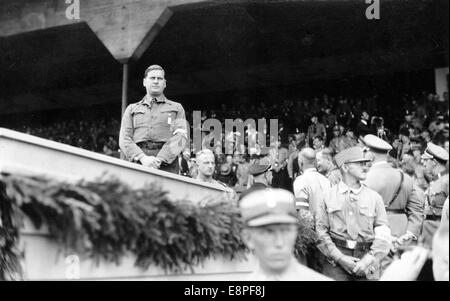 Rallye de Nuremberg 1933 à Nuremberg, Allemagne - le chef de la Jeunesse d'Hitler (HJ) Baldur von Schirach sur la plate-forme de l'orateur sur les lieux de rassemblement du parti nazi. (Défauts de qualité dus à la copie historique de l'image) Fotoarchiv für Zeitgeschichtee - PAS DE SERVICE DE FIL - Banque D'Images