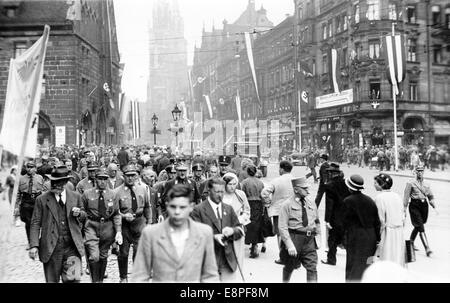 Rallye de Nuremberg 1933 à Nuremberg, Allemagne - membres de la sa (Sturmabteilung) en face de la Mauthalle dans la Koenigsstrasse dans la vieille ville. (Défauts de qualité dus à la copie historique de l'image) Fotoarchiv für Zeitgeschichtee - PAS DE SERVICE DE FIL - Banque D'Images
