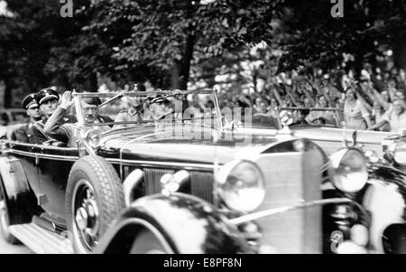 Rallye de Nuremberg 1933 à Nuremberg, Allemagne - Adolf Hitler en Mercedes est accueilli par une foule enthousiaste. (Défauts de qualité dus à la copie historique de l'image) Fotoarchiv für Zeitgeschichtee - PAS DE SERVICE DE FIL - Banque D'Images