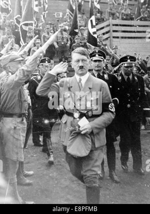 Rallye de Nuremberg 1933 à Nuremberg, Allemagne - Adolf Hitler inspecte une ligne de membres de la sa (Sturmabteilung) avec son entourage. À droite derrière Hitler : le ministre Reich Rudolf Hess. (Défauts de qualité dus à la copie historique de l'image) Fotoarchiv für Zeitgeschichtee - PAS DE SERVICE DE FIL - Banque D'Images
