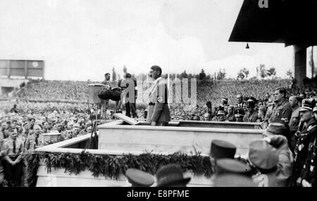 Rallye de Nuremberg 1933 à Nuremberg, Allemagne - Adolf Hitler sur la plate-forme de l'orateur sur les lieux de rassemblement du parti nazi. Derrière lui: Chef de la Jeunesse d'Hitler (HJ) Baldur von Schirach. (Défauts de qualité dus à la copie historique de l'image) Fotoarchiv für Zeitgeschichtee - PAS DE SERVICE DE FIL - Banque D'Images