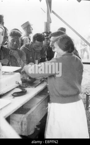 Rallye de Nuremberg 1933 à Nuremberg, Allemagne - les membres de la sa (Sturmabteilung) sont nourris. (Défauts de qualité dus à la copie historique de l'image) Fotoarchiv für Zeitgeschichtee - PAS DE SERVICE DE FIL - Banque D'Images